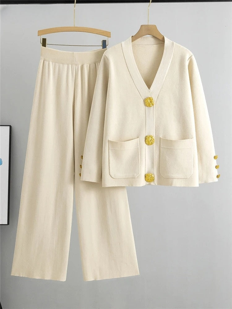 Chic & Cozy: Elegant Knitted 2-Piece Ensemble