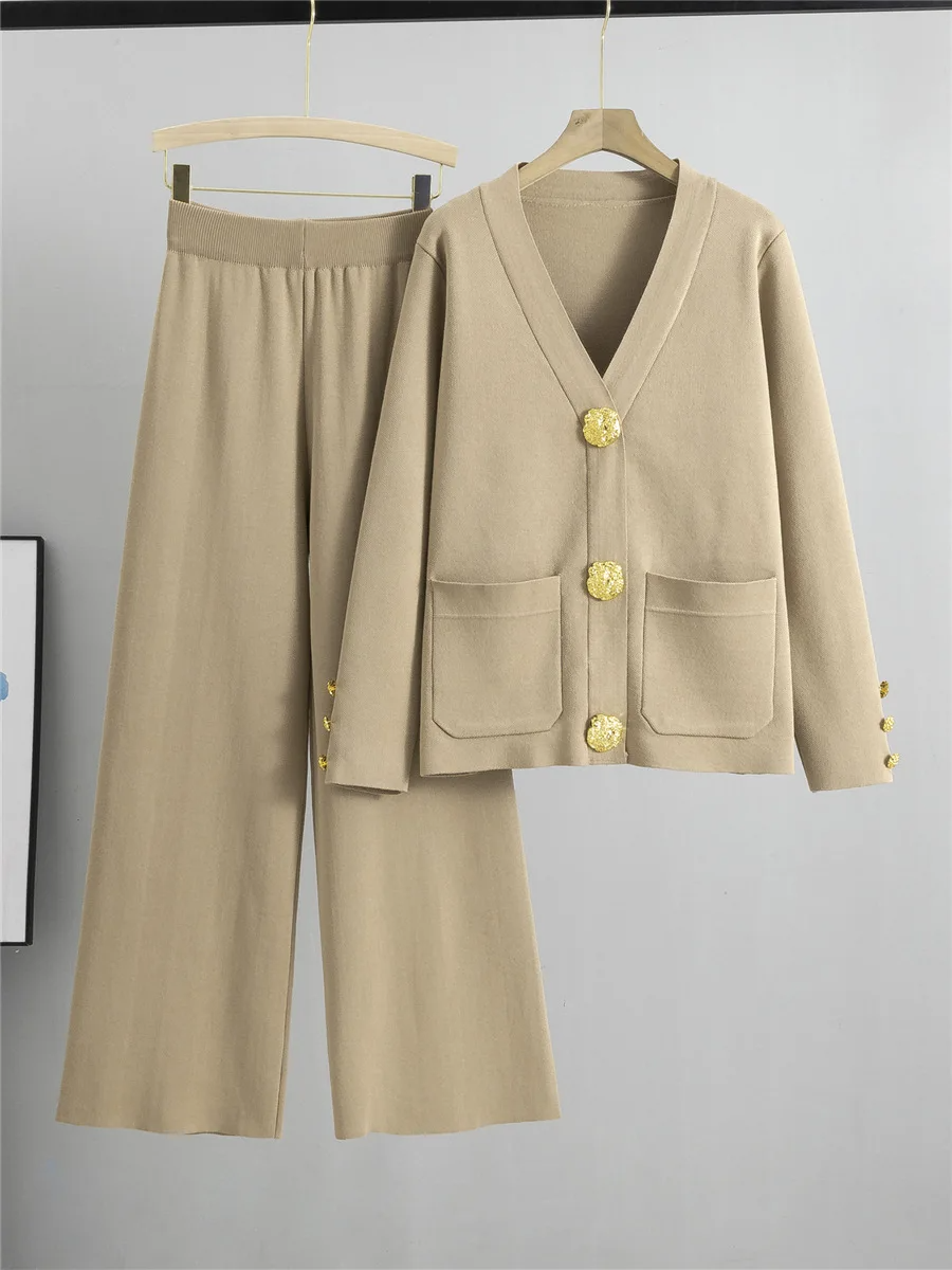 Chic & Cozy: Elegant Knitted 2-Piece Ensemble