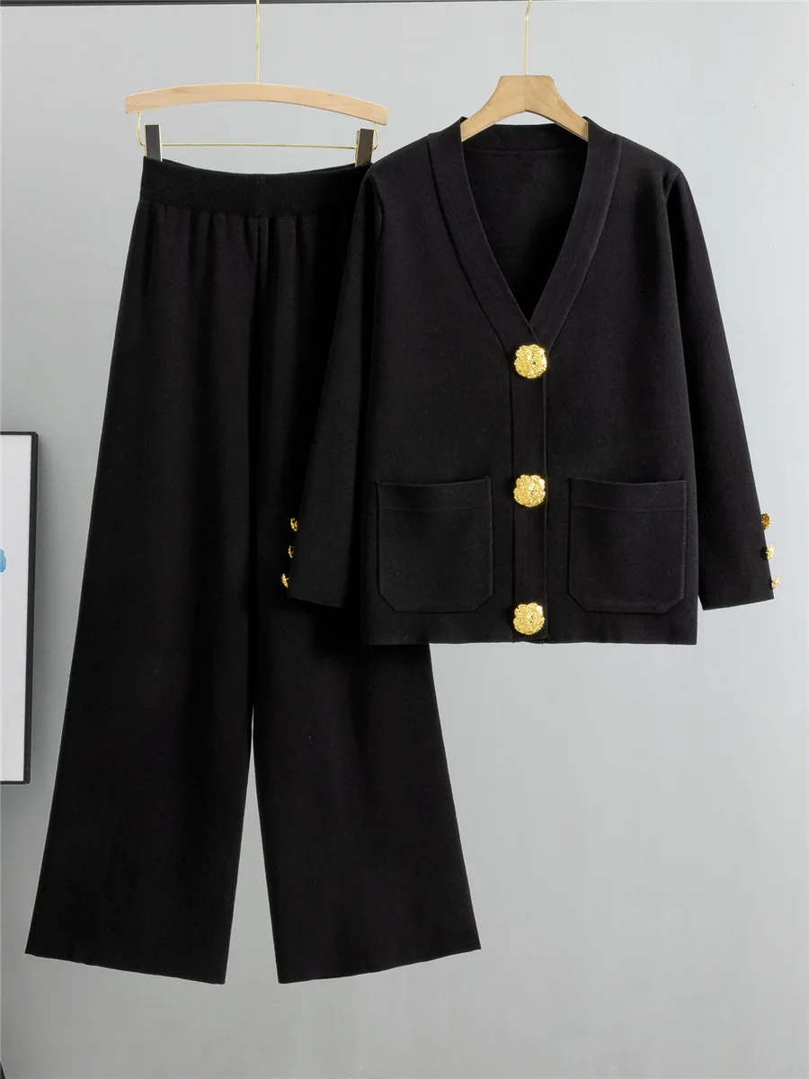 Chic & Cozy: Elegant Knitted 2-Piece Ensemble