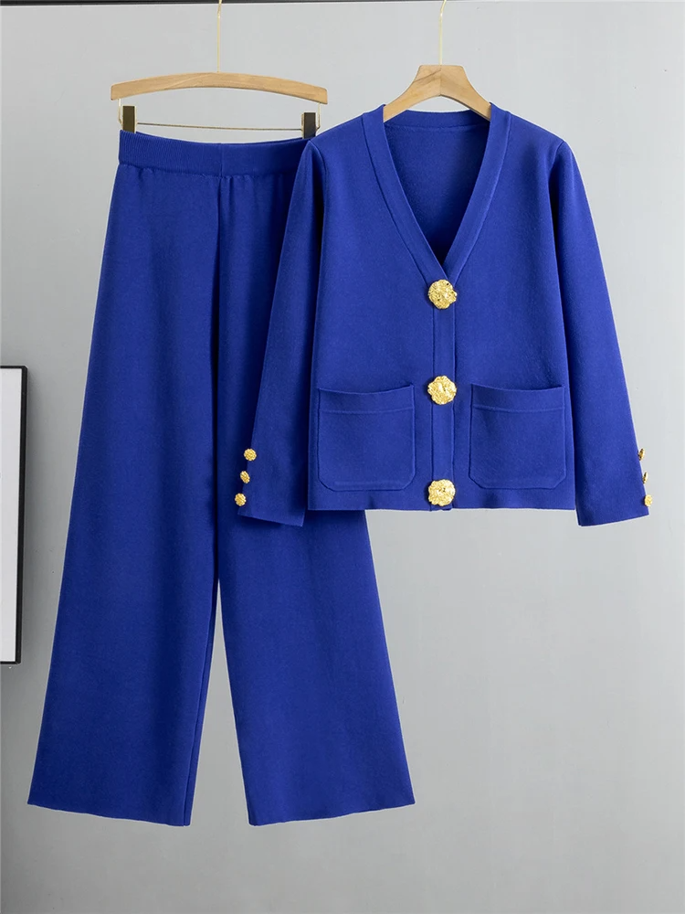 Chic & Cozy: Elegant Knitted 2-Piece Ensemble